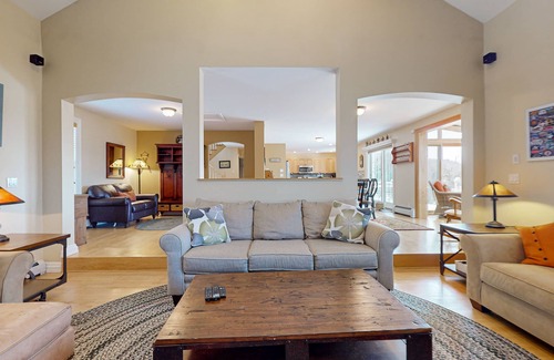 Stratton and Bromley Ski Areas House | Beautiful house w/mountain & pond views, hot tub, pool table, bbq, firepit, w/d