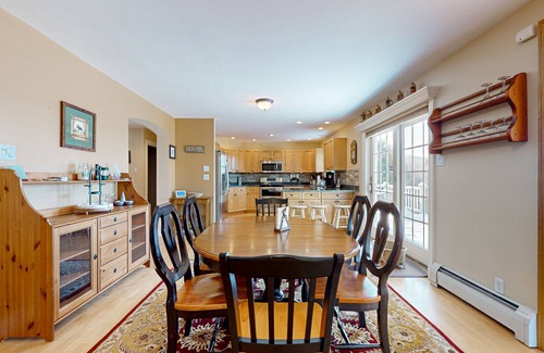 Stratton and Bromley Ski Areas House | Beautiful house w/mountain & pond views, hot tub, pool table, bbq, firepit, w/d