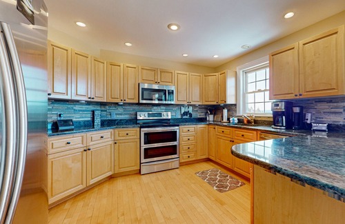 Stratton and Bromley Ski Areas House | Beautiful house w/mountain & pond views, hot tub, pool table, bbq, firepit, w/d