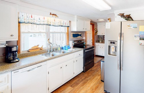 Buxton House | Beautiful house w/Shared Pool, Private Washer/Dryer, Central AC, Free WiFi