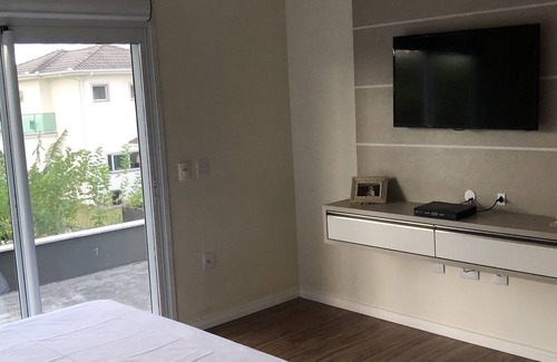 Barra da Lagoa House | Beautiful house with pool and 4 suites in a condominium