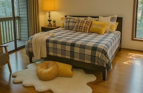 Somerset Hotel | Beautiful House with Yard in Bellevue