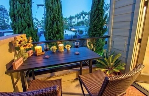 Crown Point Condo | Beautiful, Immaculate Condo 1 Blk to Beach-Bay with parking! Sleeps 7
