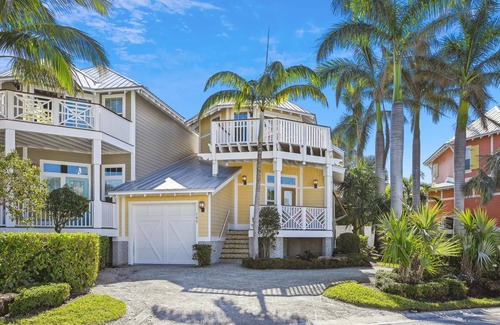 Holmes Beach House | Beautiful Island Home with Great Amenities, Pool, Grill, located close to the Gulf Beaches