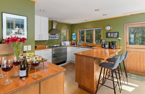 Queenstown Villa | Beautiful Lake Front Home! Journey's End
