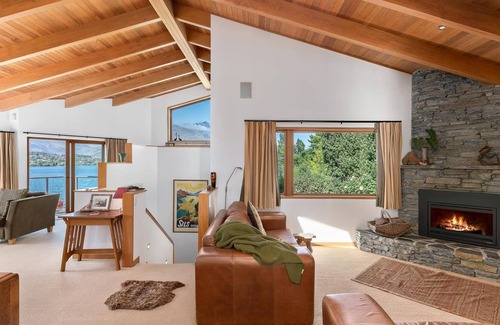 Queenstown Villa | Beautiful Lake Front Home! Journey's End