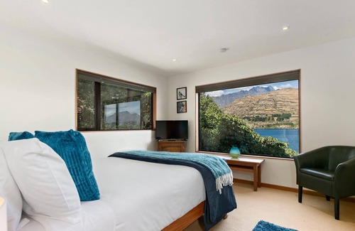 Queenstown Villa | Beautiful Lake Front Home! Journey's End