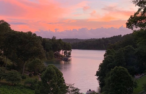 La Follette House | Beautiful Lake Front Contemporary Home! Deerfield Resort.
