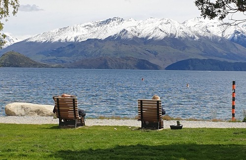 Wanaka Apartment | Beautiful Lake views, 500m walk to the village