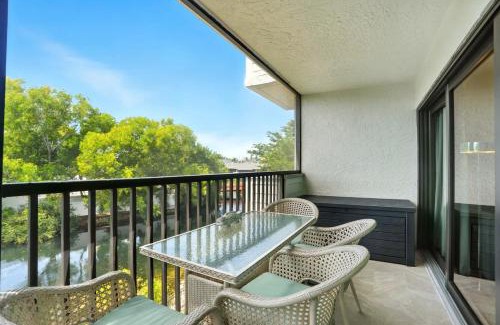Park Shore House | Beautiful Lake Views- Walk to Amenities