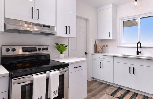Leamington House | Beautiful Lakefront 3-Bedroom - near Golf Course