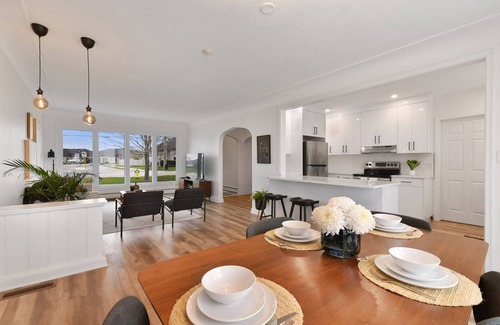 Leamington House | Beautiful Lakefront 3-Bedroom - near Golf Course
