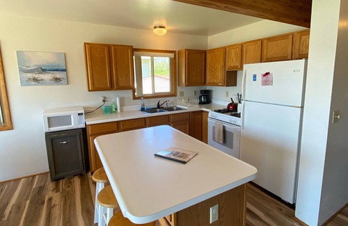 Gladwin House | Beautiful Lakefront Cottage-Long term rental available