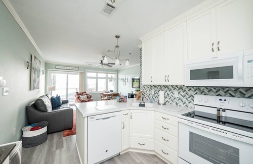Huddleston Condo | Beautiful Lakefront Condo w/Incredible View’s!