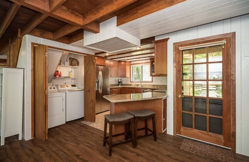 Innsbrook Ski Chalet | Beautiful Lakefront Escape on Lake Innisfree, Sleeps 11!