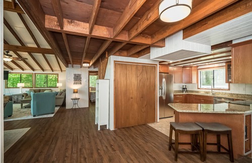 Innsbrook Ski Chalet | Beautiful Lakefront Escape on Lake Innisfree, Sleeps 11!