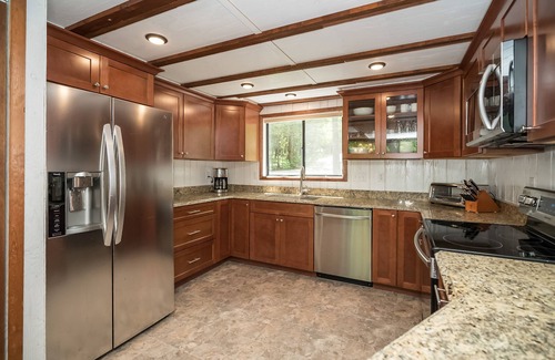 Innsbrook Ski Chalet | Beautiful Lakefront Escape on Lake Innisfree, Sleeps 11!