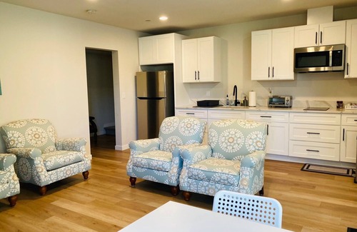 Federal Way House | Beautiful lakeside retreat,close to SeaTac Airport,pet friendly,EV charging,WiFi