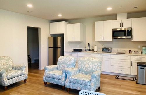 Federal Way House | Beautiful lakeside retreat,close to SeaTac Airport,pet friendly,EV charging,WiFi