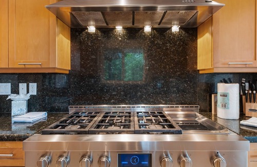 East Lake Hills House | Beautiful Lakeview house, centrally located