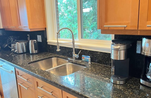 East Lake Hills House | Beautiful Lakeview house, centrally located