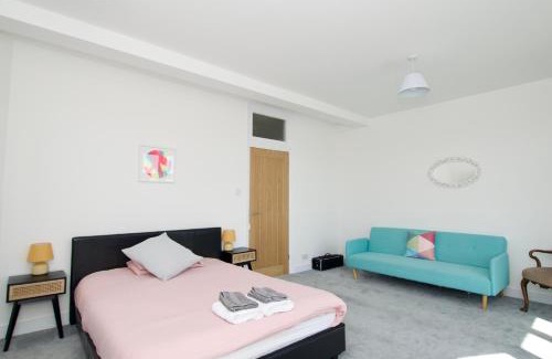 Frinton-on-Sea Apartment | Beautiful large 3-bed coastal flat with parking.