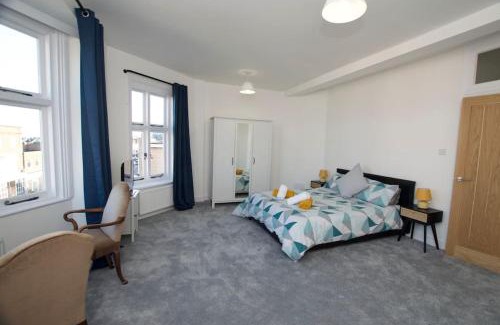 Frinton-on-Sea Apartment | Beautiful large 3-bed coastal flat with parking.