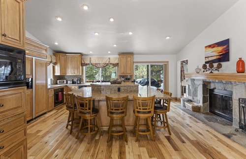 Round Hill Village House | Beautiful Large 6 bedroom Lake Tahoe retreat with large entertainment areas
