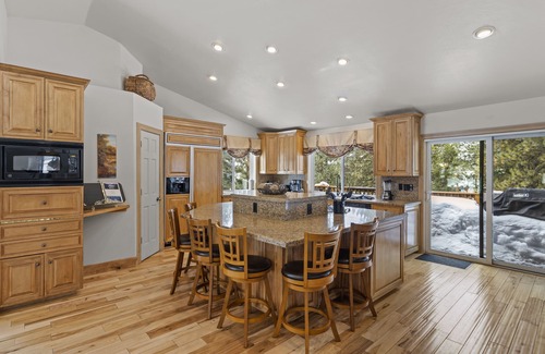 Round Hill Village House | Beautiful Large 6 bedroom Lake Tahoe retreat with large entertainment areas