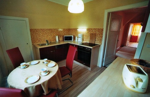 Warnemuende Apartment | Beautiful large, bright apartment in a quiet, green location close to the beach.