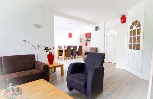Oudemirdum House | Beautiful large holiday home with enclosed garden, near forest, IJsselmeer, culture
