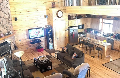 Payson Cabin | Beautiful Large Luxury Cabin and Great Heat Get-Away In Cool Pines