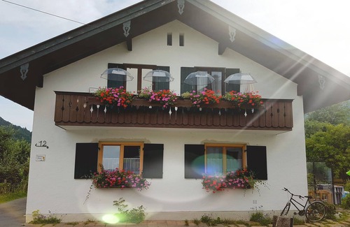 Jachenau Apartment | Beautiful large renovated vacation apartment with 3 bedrooms