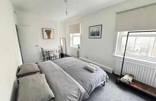 St Luke's House | Beautiful Large Room in Central London