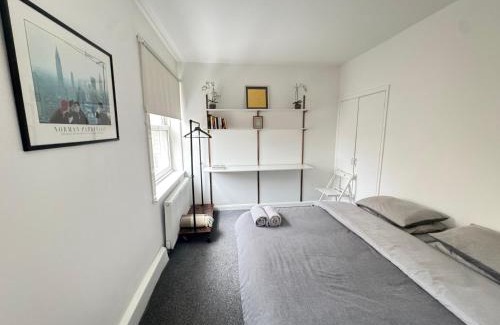 St Luke's House | Beautiful Large Room in Central London