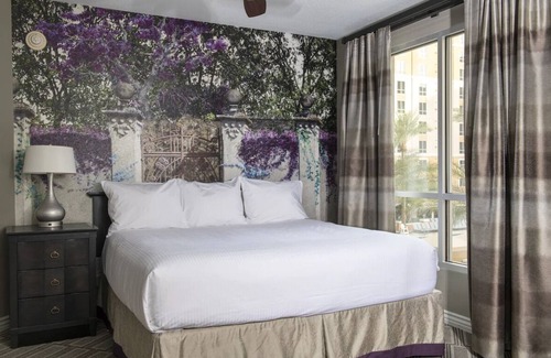 Las Vegas Hotel | Beautiful Las Vegas Resort near the Strip!