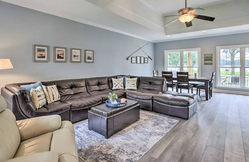 Wilsonville House | Beautiful Lay Lake Retreat for Large Families.