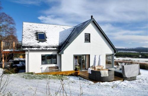 Boat of Garten House | Beautiful Lodge with hot tub & panoramic views