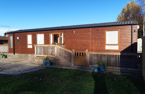 Wilberfoss Cabin | Beautiful lodge with spa hot tub