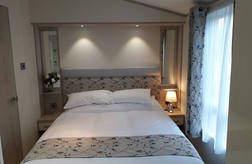 Wilberfoss Cabin | Beautiful lodge with spa hot tub