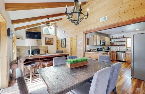 Ruidoso Cabin | Beautiful log cabin high above the Rio Ruidoso River. The Log & Order Cabin.