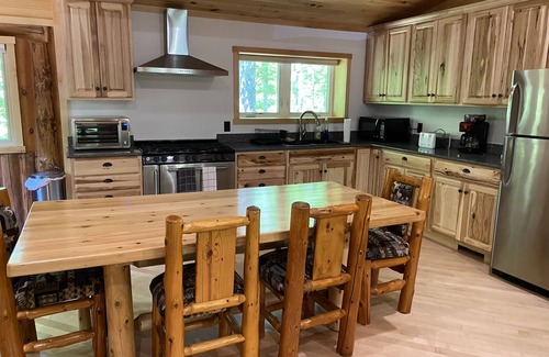 Iron River House | Beautiful log cabin on the Pendleton Creek!