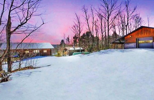 Weslemkoon Cottage | Beautiful log home + 1000 sq foot bunkie. 7 BEDS!