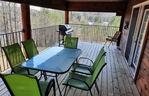 Weslemkoon Cottage | Beautiful log home + 1000 sq foot bunkie. 7 BEDS!