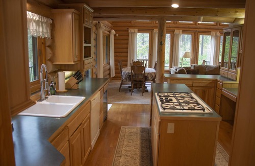 Peshastin Cabin | Beautiful Log Home, 20 min. from Leavenworth, WA. Nestled In The Woods