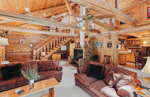 Sisters House | Beautiful Log home outside of Sisters, OR