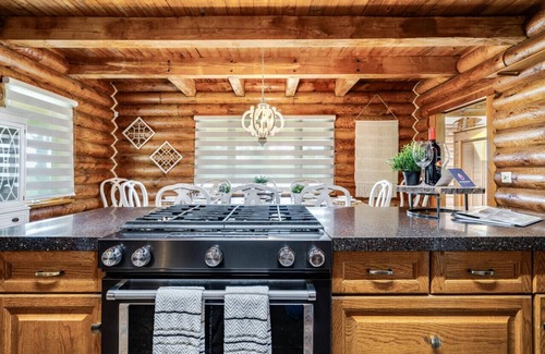 Kingsville House | Beautiful Log House with Fire Pit