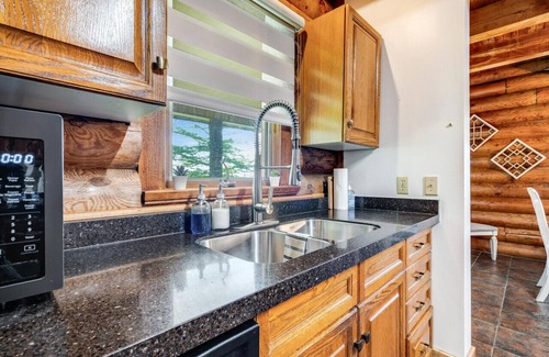 Kingsville House | Beautiful Log House with Fire Pit