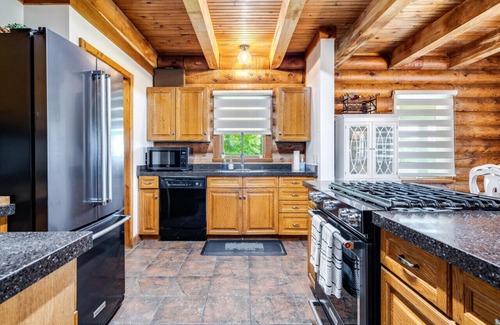 Kingsville House | Beautiful Log House with Fire Pit