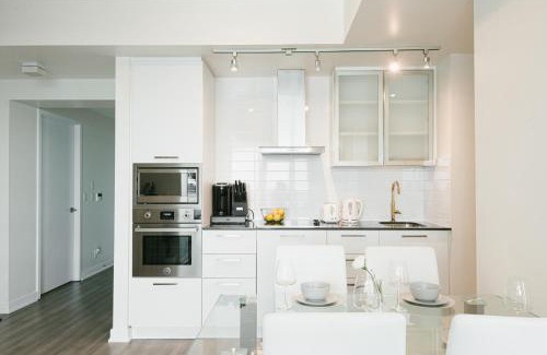 Toronto Entertainment District Apartment | Beautiful Luxurious Modern Condo With Breathtaking Views